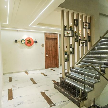 Familia Hotel And Banquets Лакхнау Экстерьер фото