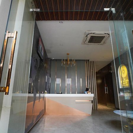 Familia Hotel And Banquets Лакхнау Экстерьер фото