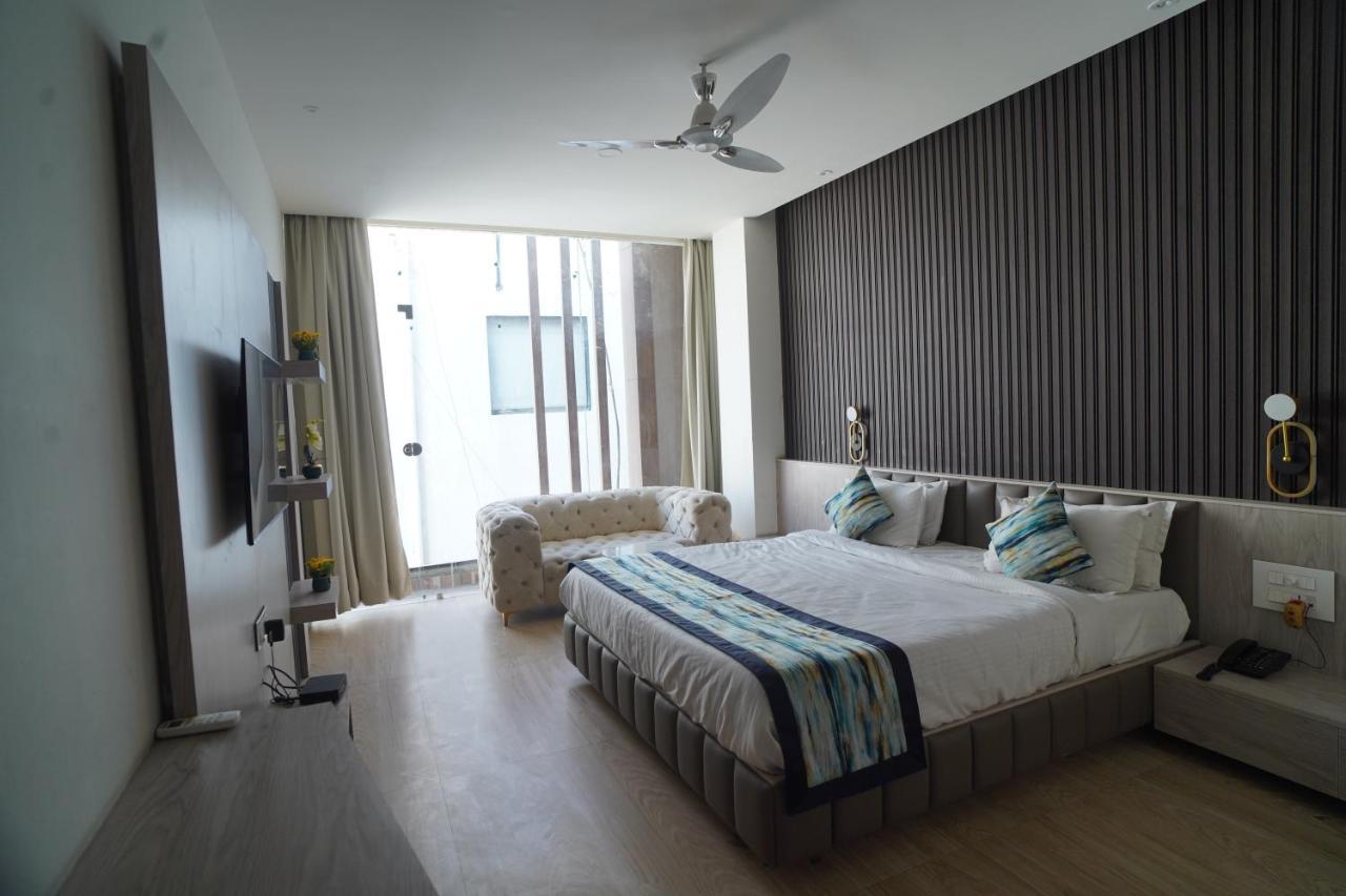 Familia Hotel And Banquets Лакхнау Экстерьер фото