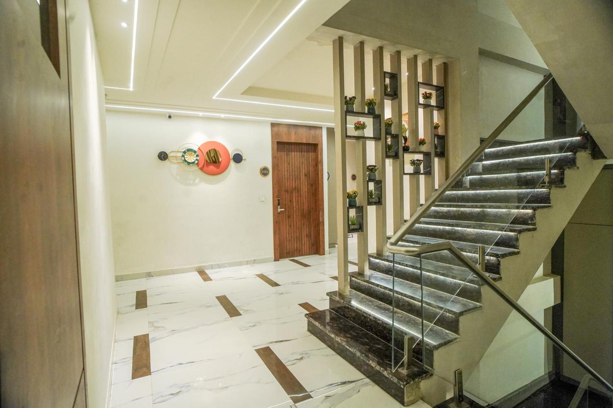 Familia Hotel And Banquets Лакхнау Экстерьер фото