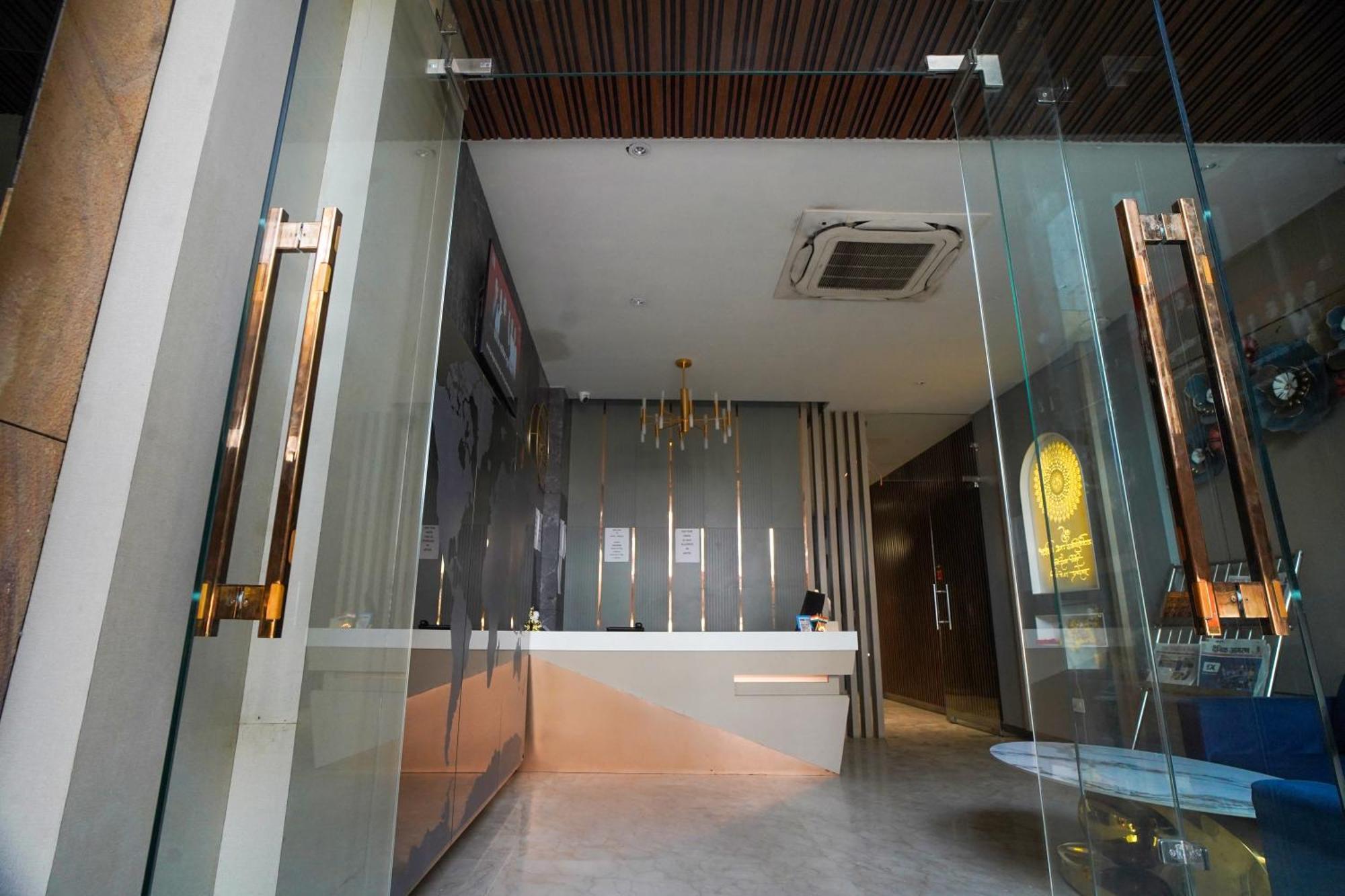 Familia Hotel And Banquets Лакхнау Экстерьер фото