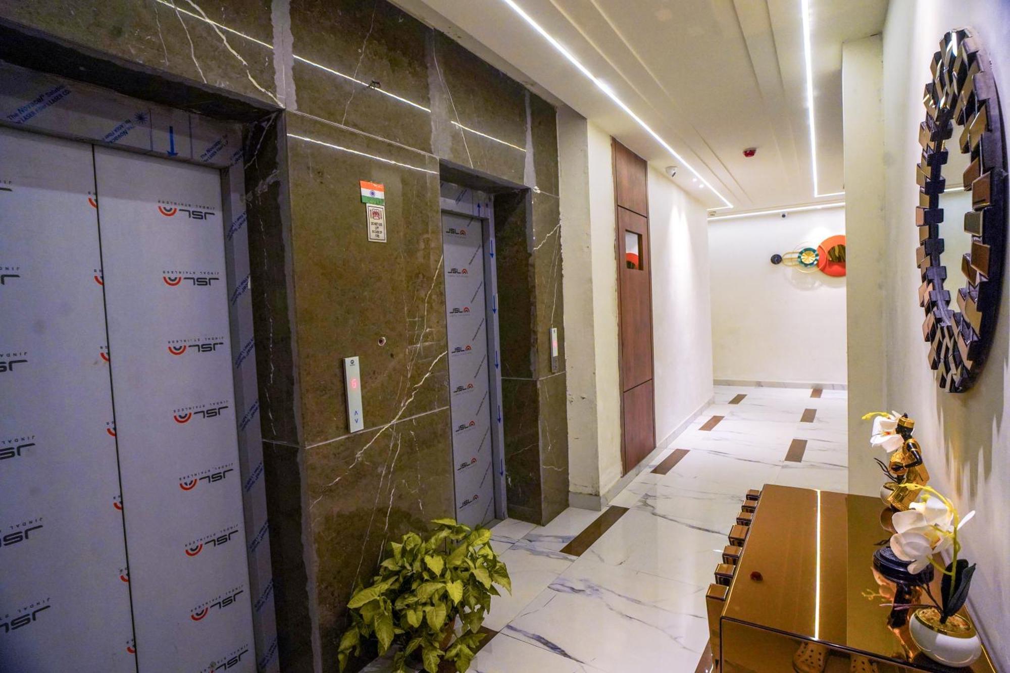 Familia Hotel And Banquets Лакхнау Экстерьер фото