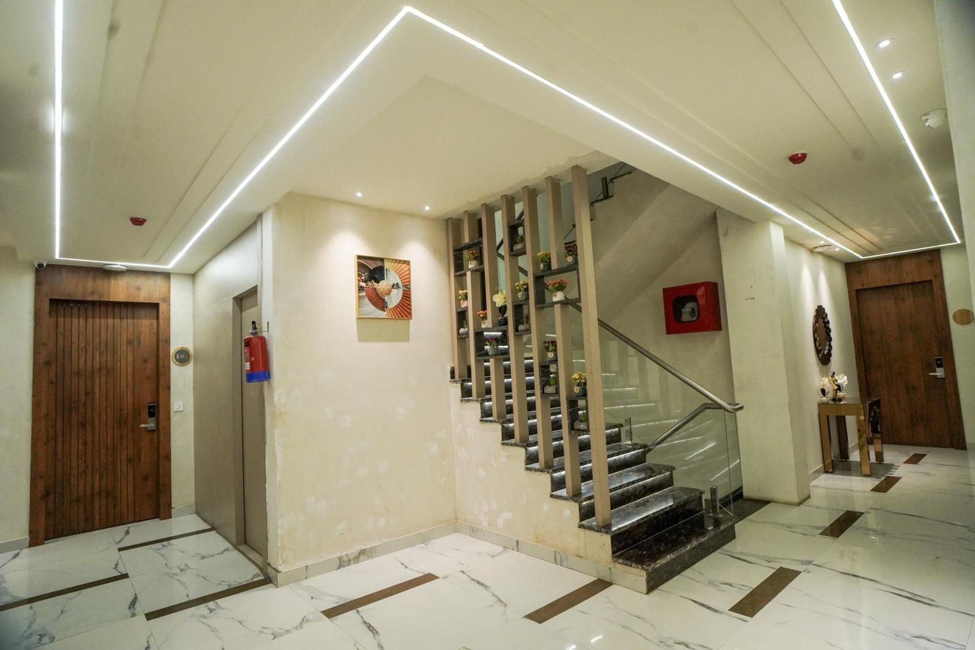Familia Hotel And Banquets Лакхнау Экстерьер фото